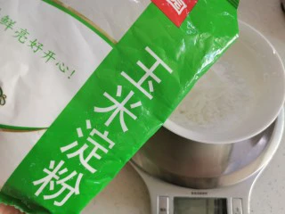 空气舒芙蕾~消耗蛋白的好方法,称10克玉米淀粉备用