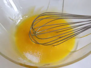 椰蓉戚风蛋糕,蛋黄加入细砂糖搅匀。