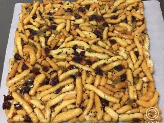 蔓越梅沙琪玛,冷却还有余温时,金盘四个角敲一下,很方便脱模。