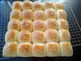 小面包(玉米油版),将面包移到烤架上,趁热抹融化的黄油,冷却至手温,装袋密封