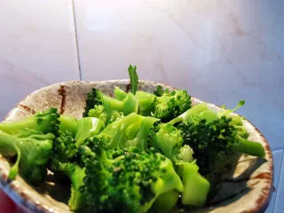 吐司培根披萨,西兰花切碎汆烫