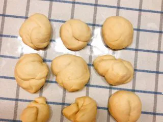 杂蔬沙拉面包,再次揉发酵过的面团，排气，揉成光滑，并分成如图所示一个个小剂子。