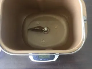 佛系养生黑芝麻辫子面包,第一步:将冰水称好倒入面包机桶内