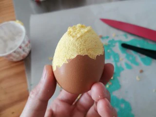 卡通圆环戚风蛋糕,出炉,用镊子一点点去除表皮