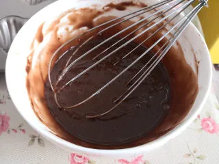 心形玛德琳蛋糕,再倒入液态黄油，拌匀