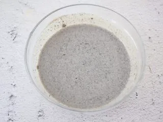 黑芝麻慕斯蛋糕,搅拌均匀备用