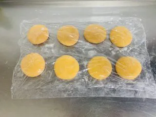 胡萝卜华夫饼,一次全部做好盖上，保鲜膜防止风干。