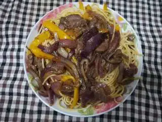 黑椒牛柳意面,将意面倒进锅内和牛肉翻炒下盛出到漂亮的碟子内(╯-_-)╯╧╧