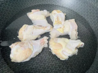 新奥尔良烤鸡腿,鸡腿入锅中加入冷水大火烧开焯烫两分钟捞出冲洗干净