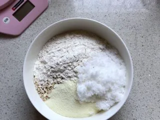 燕麦巧克力能量球,把燕麦片、奶粉、高筋粉、糖混合