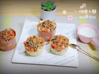 肉松海苔麦芬蛋糕,表层肉松金灿灿的非常诱人，再来一张成品图。