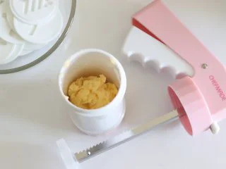 醇香酥脆的曲奇饼干(曲奇枪版),冬日温暖小零食,曲奇枪放好花片,放入适量的曲奇面团。