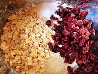 蔓越莓全麦面包,5.把全麦面粉，蔓越莓干，燕麦片，盐，酵母，牛奶，全部放在一个容器里面