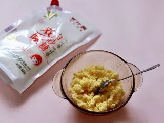 椰蓉奶香面包圈,利用这时间做椰蓉馅，将黄油隔水融化，加入椰蓉，白砂糖，蛋黄，用小勺拌均匀即可。