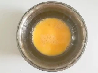 果味长崎纸杯蛋糕,将混合好的全蛋液坐温水进行打发;