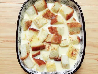 鸡蛋牛奶布丁,倒入准备好的布丁液。