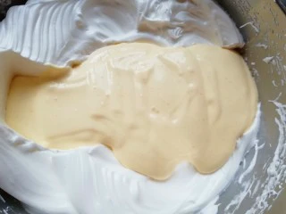 斑马纹戚风蛋糕(8寸),再把混合好的蛋黄糊倒回剩下的三分之二蛋白里面,继续混合均匀。