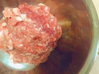 马卡龙色 高颜值汤饺系列@@ 猪肉大葱馅●麦穗饺,我们开始准备馅料了！我们中国的美食，其实好多都比西餐费事，讲究的都是时间火候和细致，像我们的文化一样，博大精深。首先把肉馅放进搅拌盆里，依然要找个大一点的盆。