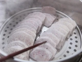 芋泥肉松泡芙,用筷子可以轻松穿过芋头片即可关火