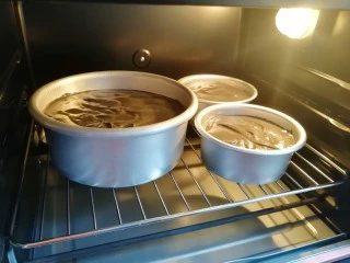 蜂窝煤戚风蛋糕,送入预热好的烤箱,上下管150度烤10分钟,再将上下管转140度继续烤20分钟。