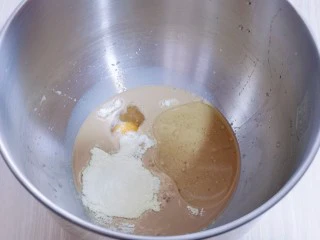 红豆日式咖啡面包卷,加入玉米油,奶粉,鸡蛋,盐,白砂糖!