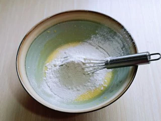 6寸蝶豆花戚风蛋糕,筛入面粉,用硅胶铲翻拌均匀,看不到干粉。