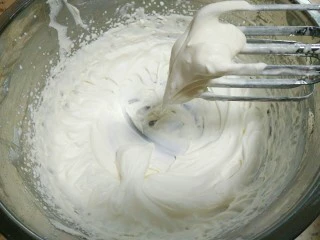 麋鹿奶油蛋糕,取抹面淡奶油加入15克糖，打至奶油不流淌，要比夹心软一点，如图所示