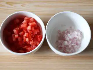 番茄肉酱拌面,番茄、洋葱洗干净后切丁备用；