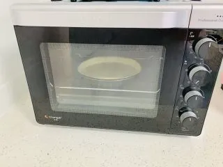 一次发酵——虾仁牛肉肠披萨,我这儿的室温26度。 直接放入烤箱一次发酵25分钟。（烤箱没有开发酵功能）