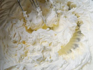 红丝绒水果裸蛋糕,打发,裱花袋里面提前装入裱花嘴,分一半打发好的奶油装入裱花袋。