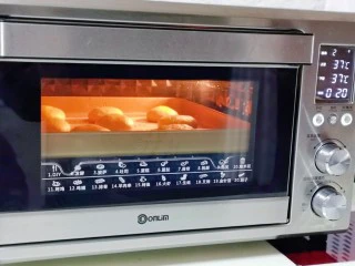 香甜松软的喜饼,放入烤箱中层37°二次发酵20分钟。