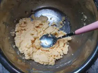 爱心椰蓉面包,然后慢慢倒入鸡蛋液搅拌均匀
