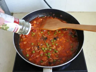 茄汁培根焗饭,加盐、胡椒碎、香草碎调味，关火