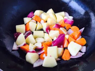 #食二星座# 罐焖牛肉(34图详细步骤),改中火,煎制蔬菜。 先放入胡萝卜,胡萝卜煎约5分钟后放入土豆。