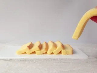 超柔软的棉花蛋糕,烤好的蛋糕,不用倒扣,放凉切片即可。