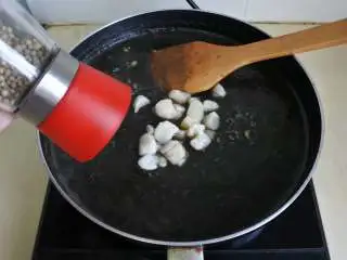 煎南美虾球配意式墨汁海鲜烩饭,加盐、胡椒粉调味