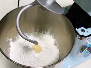 椒盐五香千层饼,将面团材料放入厨师机内，先用1档搅拌成絮状。