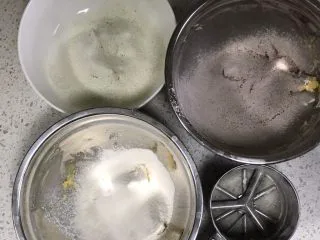 蔓越莓曲奇(原味&可可&抹茶),将三份粉类分别过筛加入到三份黄油中。