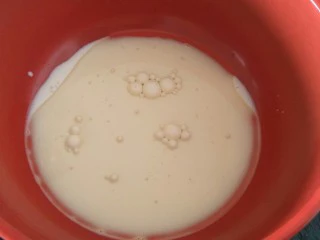 肉松小贝杯子蛋糕,首先在碗中牛奶和植物油