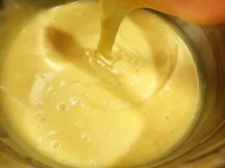 花生酱夹心玛德琳蛋糕,翻拌均匀 油和面糊要完全融合，表面看不到油