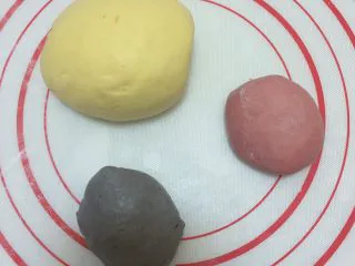 卡通果蔬馒头-小蜜蜂,黄色南瓜和面、黑色黑芝麻和面、红色红菜头和面,都要加上适量的发酵粉、油、糖之类的,面团要反复揉搓,直至光滑