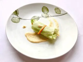 薯条的N种吃法,1.米其林西餐版。用勺子捞起一小勺荷兰酱,唰!画个弧,然后将一个!注意一个!生菜薯条卷放上去。然后用筷子沾上一点荷兰酱,周边和卷上各点一点。