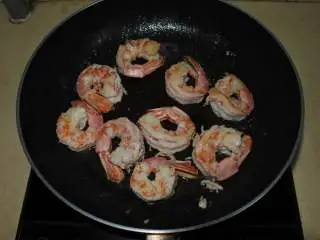 煎南美虾球配意式墨汁海鲜烩饭,橄榄油把红虾煎熟