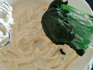 抹茶奶酪慕斯核桃布朗尼（8寸）,加入调好的抹茶膏