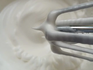 平底锅舒芙蕾,打发过程中分三次加入细砂糖,打发到出现小尖角,但不要打到太硬,不然舒芙蕾不蓬松