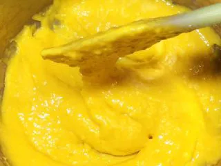 八寸戚风蛋糕,搅拌均匀的蛋黄面糊