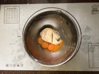 浓情蜜意－巧克力奶油蛋糕,加入蛋黄。