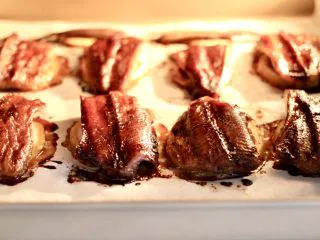 日式柠香烤鳗鱼,取出刷两遍蜂蜜水，再放入烤箱继续烤10分钟即可。