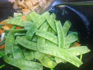 #老油条的青春#回锅油条炒腊肉,再放入荷兰豆