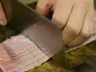 又香又嫩，这对西餐的CP用中式做法来处理也很好吃,培根切成1厘米宽的小条。